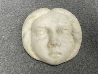 Visage en marbre sculpté, vide poche et élément...