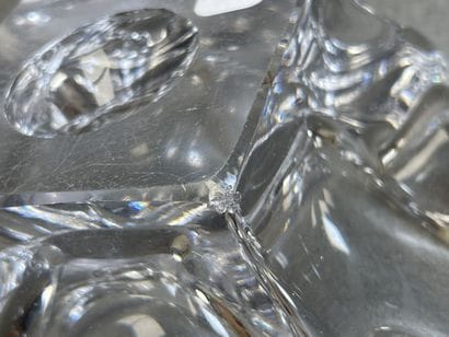 Ensemble de pièces en cristal:
- deux cendriers...