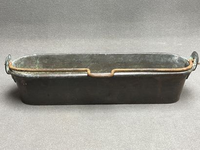 Poissonnière en cuivre. 
16 x 64 x 18 cm...
