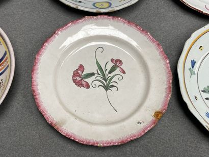 Six assiettes en faïence XIX° 
D. :21,5 cm,...