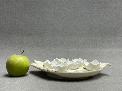 Oeufrier en barbotine. 
5 x 26 x 20 cm. 
Manques...