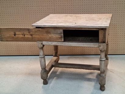 Table rustique en merisier.
Une trappe coulissante...