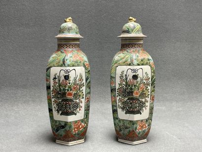 DESVRES Paire de vases en faience à décor...