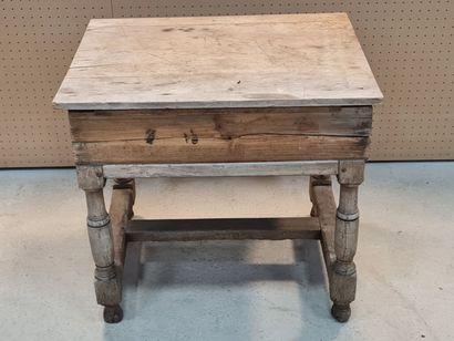 Table rustique en merisier.
Une trappe coulissante...