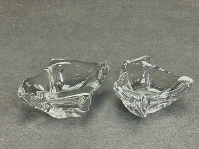 Ensemble de pièces en cristal:
- deux cendriers...