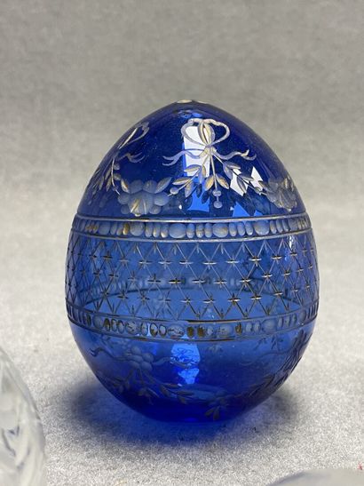 Collection d'oeufs en verre et émaux cloisonnés....
