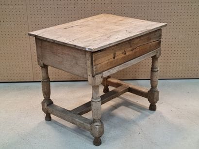 Table rustique en merisier.
Une trappe coulissante...