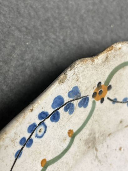 Six assiettes en faïence XIX° 
D. :21,5 cm,...