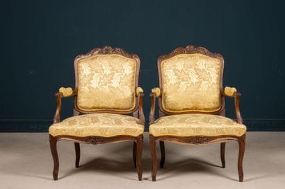 Paire de fauteuils , garnis de tissu jaune
style...