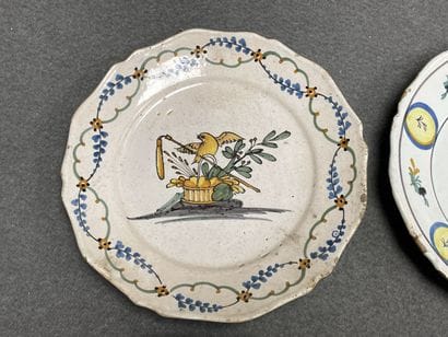 Six assiettes en faïence XIX° 
D. :21,5 cm,...