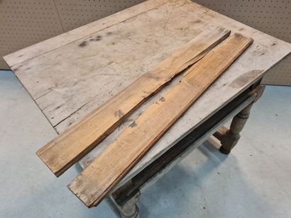 Table rustique en merisier.
Une trappe coulissante...