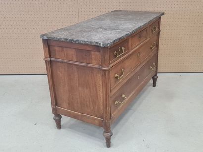Commode en bois fruitier ouvrant à cinq tiroirs.
Louis...