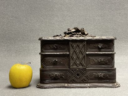 Coffret à bijoux en bois sculpté. 
18 x 25...