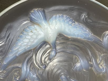 VERLYS : 
Grand plat en verre opalescent...