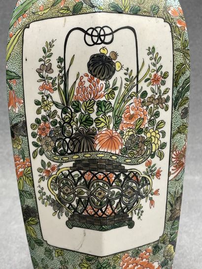 DESVRES Paire de vases en faience à décor...