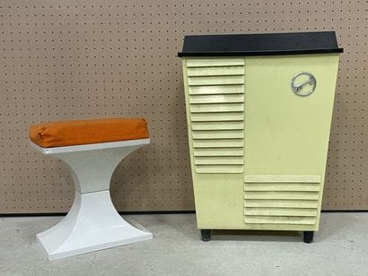 Panier à linge en plastique et tabouret 
Années...