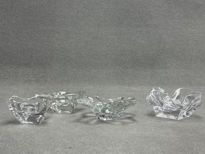 Ensemble de pièces en cristal:
- deux cendriers...