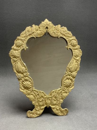 Miroir de table cadre en métal doré. 
55...