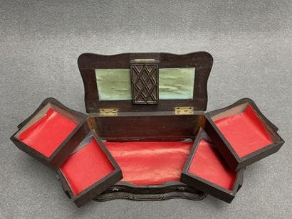 Coffret à bijoux en bois sculpté. 
18 x 25...