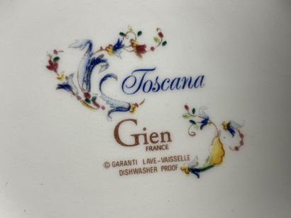 Ensemble de faïence de Gien. 
Melonnière,...