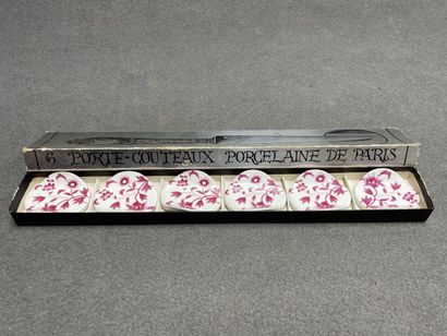 Six porte-couteaux en porcelaine de Paris
Décor...