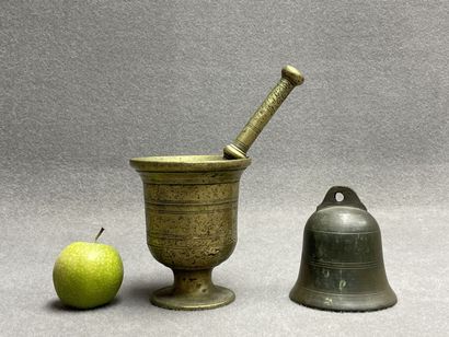 Mortier et cloche en bronze. 
H. :15 cm....