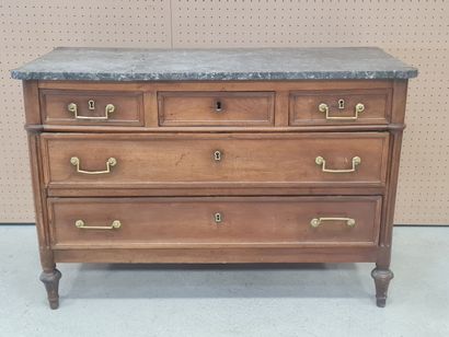 Commode en bois fruitier ouvrant à cinq tiroirs.
Louis...