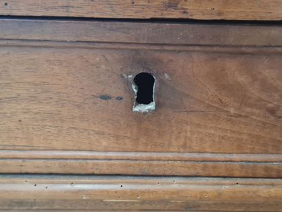 Commode en bois fruitier ouvrant à cinq tiroirs.
Louis...