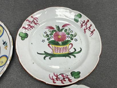 Six assiettes en faïence XIX° 
D. :21,5 cm,...