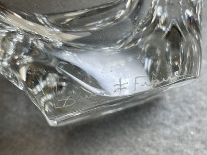 Ensemble de pièces en cristal:
- deux cendriers...