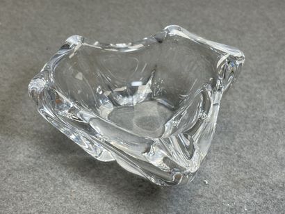 Ensemble de pièces en cristal:
- deux cendriers...