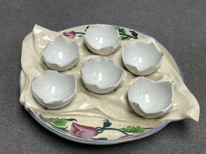 Oeufrier en barbotine. 
5 x 26 x 20 cm. 
Manques...