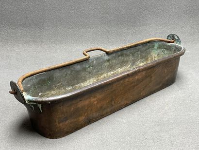 Poissonnière en cuivre. 
16 x 64 x 18 cm...
