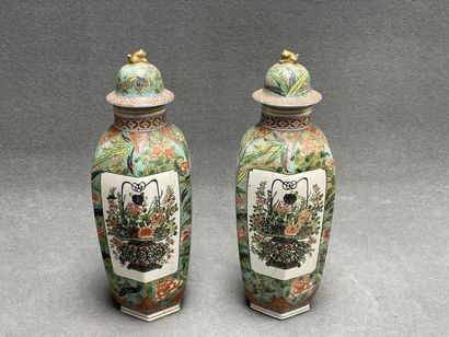 DESVRES Paire de vases en faience à décor...