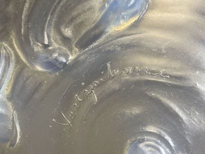 VERLYS : 
Grand plat en verre opalescent...