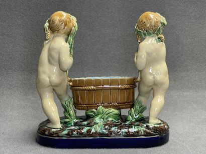 MINTON dans le goût de 
Jardinière en barbotine...