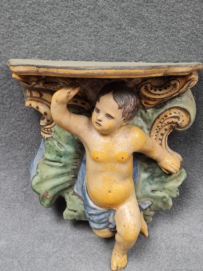 Paire d'appliques en faience à décor de putti
Italie...