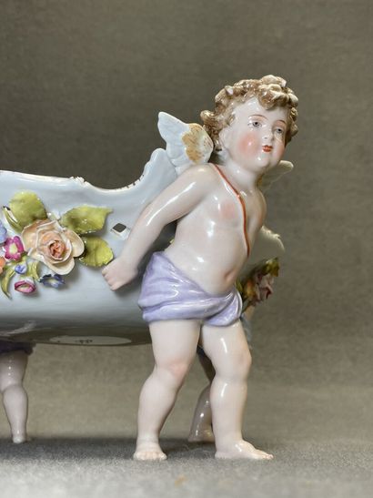 Coupe en porcelaine à décor de fleurs peintes...