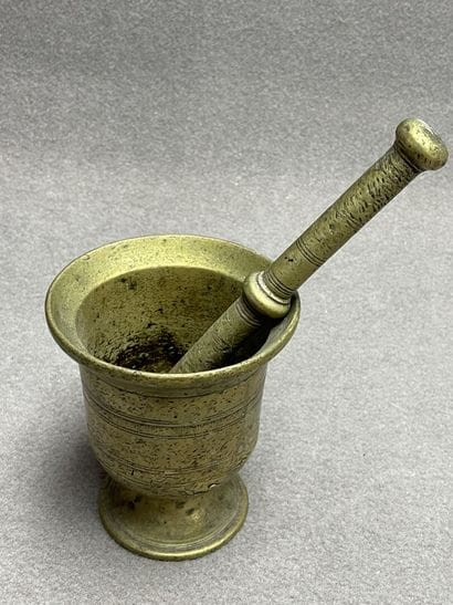 Mortier et cloche en bronze. 
H. :15 cm....