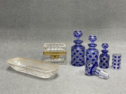 Lot de verrerie: 
- Partie de garniture de...