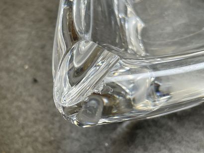 Ensemble de pièces en cristal:
- deux cendriers...