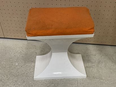 Panier à linge en plastique et tabouret 
Années...