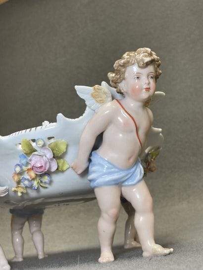 Coupe en porcelaine à décor de fleurs peintes...