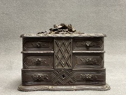 Coffret à bijoux en bois sculpté. 
18 x 25...