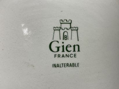Ensemble de faïence de Gien. 
Melonnière,...