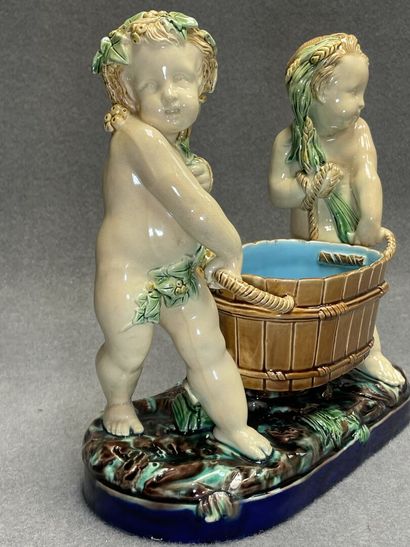 MINTON dans le goût de 
Jardinière en barbotine...