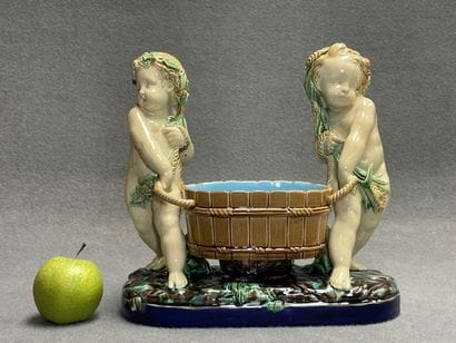 MINTON dans le goût de 
Jardinière en barbotine...
