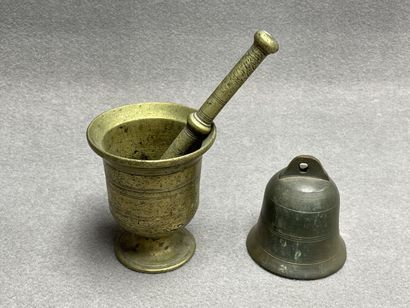 Mortier et cloche en bronze. 
H. :15 cm....
