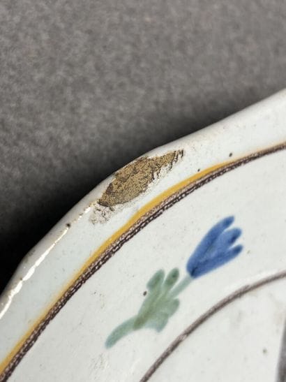 Six assiettes en faïence XIX° 
D. :21,5 cm,...