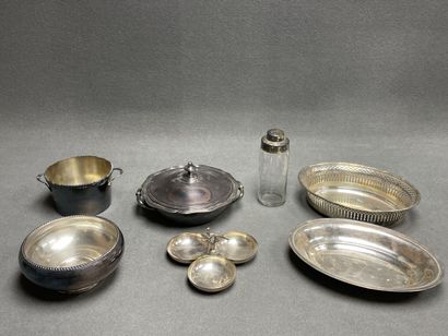 Lot de métal argenté comprenant
légumier,...